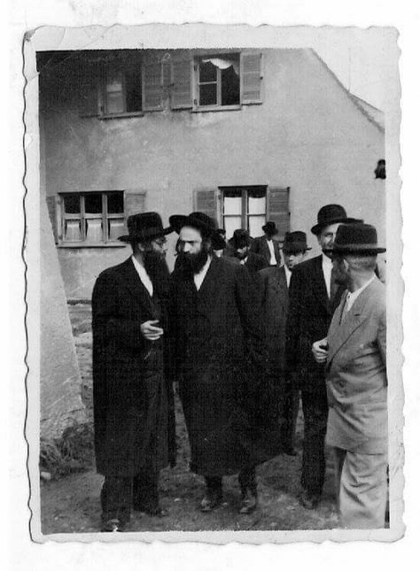 Rabbi Avraham David Horowitz in conversation with Rabbi Yekusiel Yehudah Halberstam of Sanzer-Kloiznberg in the She'erit Hapleitah Camp