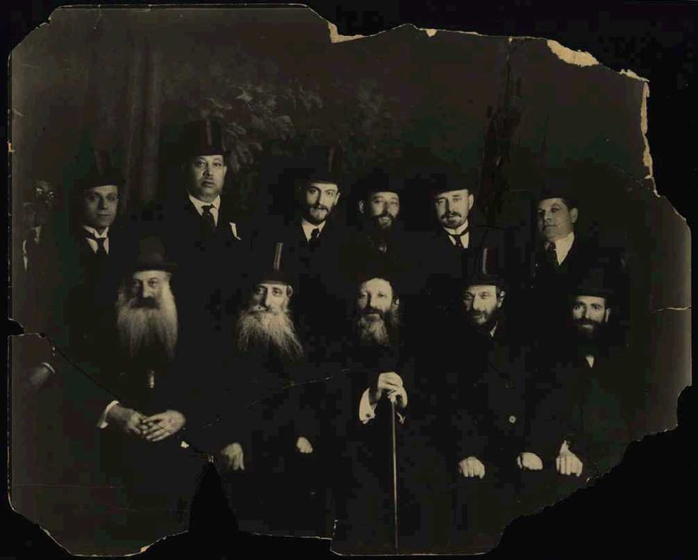 Rabbi Avraham Dov Kahana Shapiro together with Rabbi Moshe Mordechai Epstein and Rabbi Avraham Yitzchak Kahan Kook during their visit to America and Canada