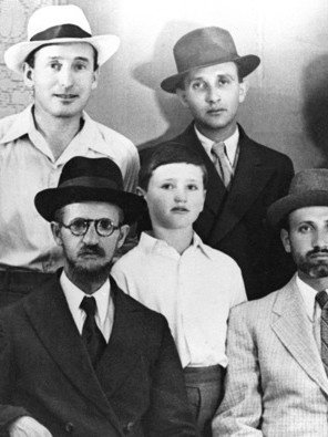 Rabbi Avraham Yehoshua Heshel of Mezhbizh-Trinopol sitting in a carriage on the streets of Vienna next to his uncle Rabbi Yisrael of Husiatyn, across from him sits his brother Rabbi Moshe Heshel