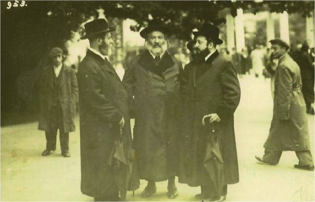 Rabbi Avraham Yaakov Friedman of Sdigora-Tel Aviv with his cousin Rabbi Mordechai Shalom Yosef Friedman of Sdigora and Rabbi Shaul Yedidya Elazar Taub from Modzhitz