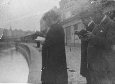 Rabbi Avraham Yehoshua Heshel of Kopyczynce reciting Tashlich at thirteen measures on the bridge over the Danube in Vienna