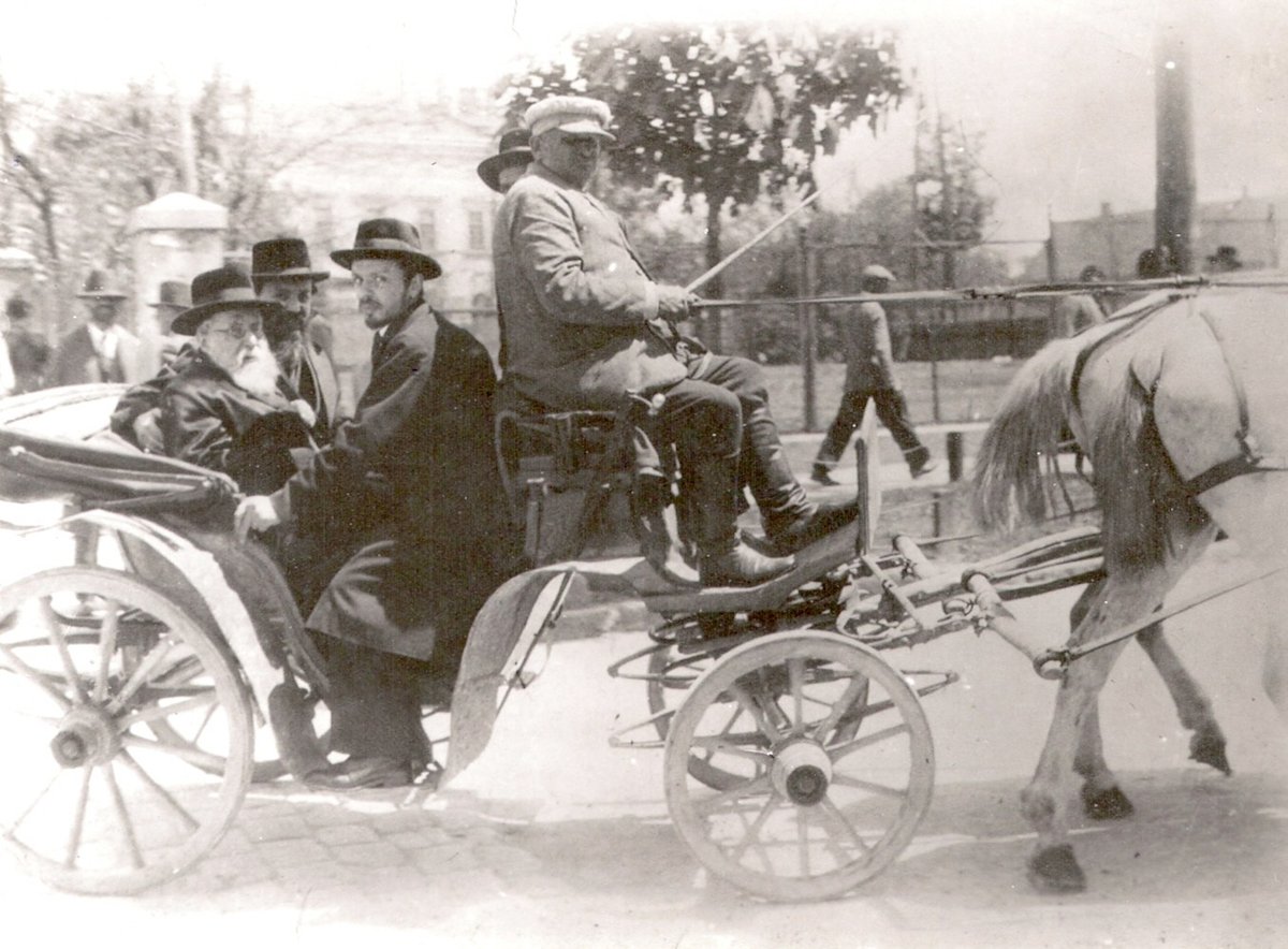 Rabbi Avraham Yehoshua Heshel from Mezhbuzh - Trampol in a carriage on the streets of Vienna near his uncle Rabbi Yisrael from Husiatyn, opposite sits his brother Rabbi Moshe Heshel